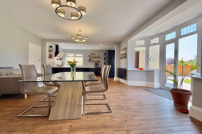 31' Kitchen/Breakfast/Family Room