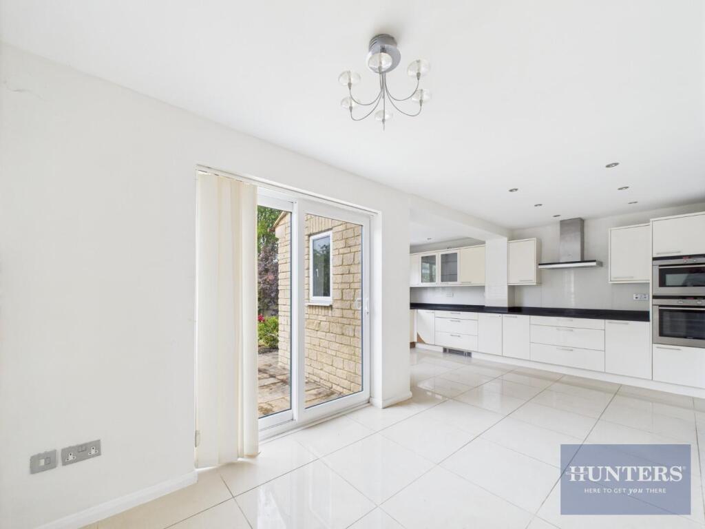 KITCHEN / DINING ROOM