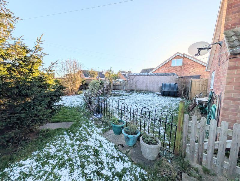 Garden to side