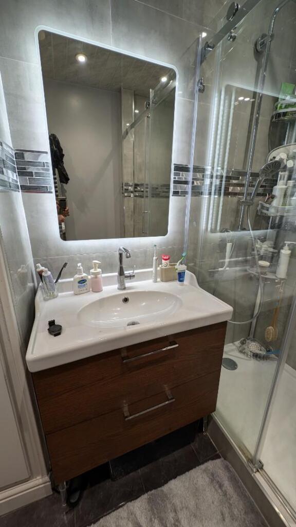Bathroom 2.jpg