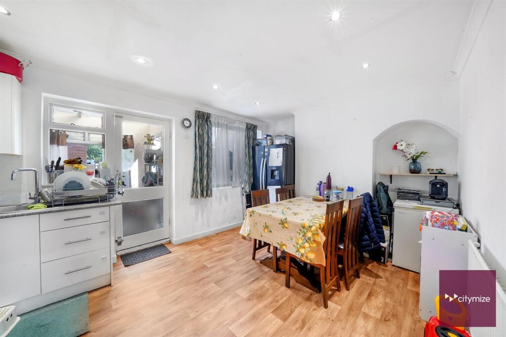 Kitchen/ Dining Room