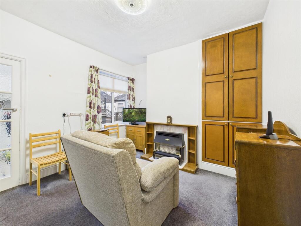 Dining room: