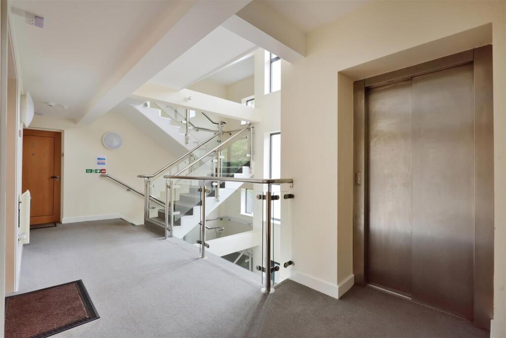 Flat 5 Barton West Barton Road (12).jpg