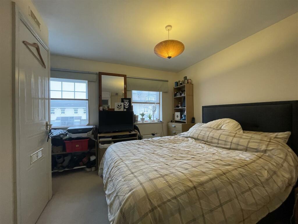 master bedroom (2).JPG