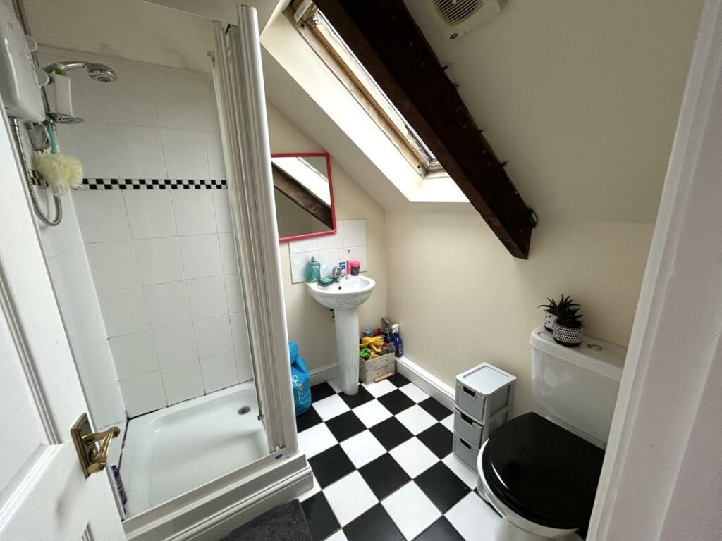 Bedroom 7 - ensuite
