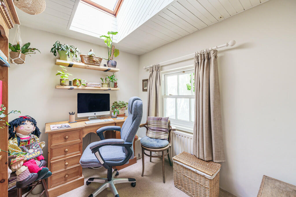 Bedroom 2/Study