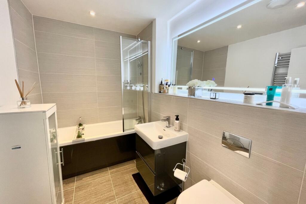 FIRST FLOOR BATHROOM