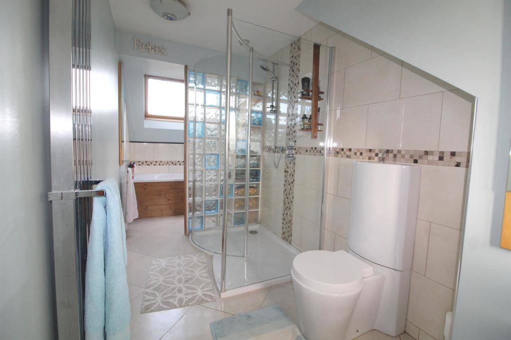 en suite edit.jpg