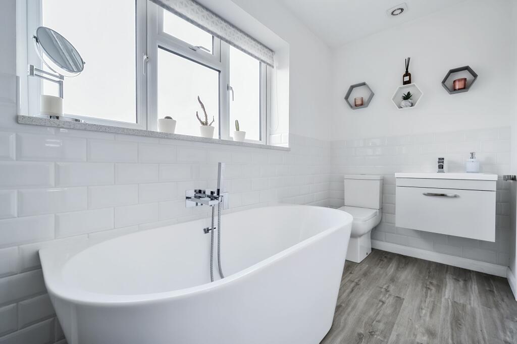 Main En-Suite Bathroom