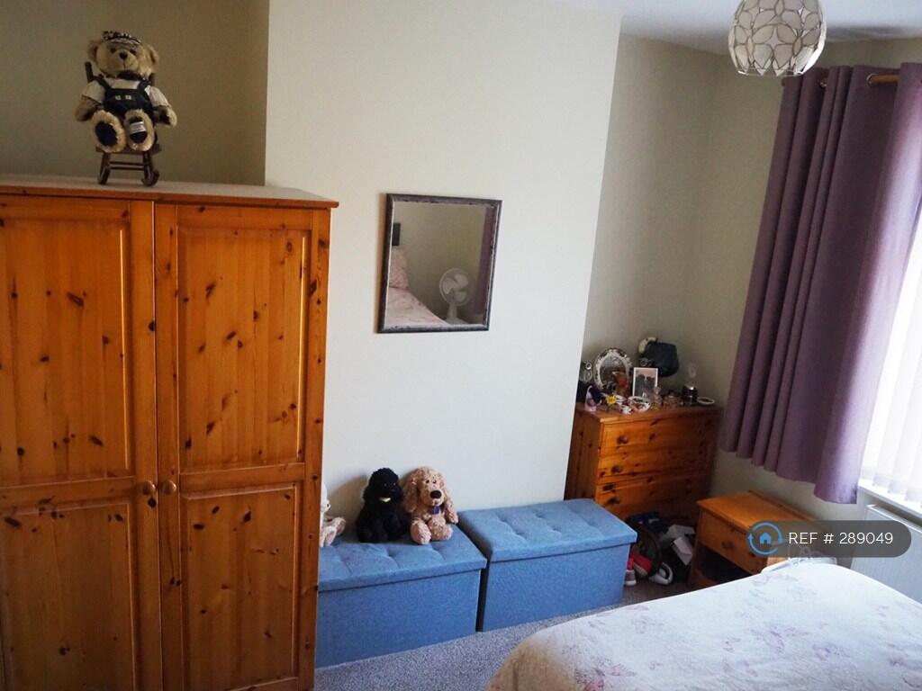 Bedroom Pic 2
