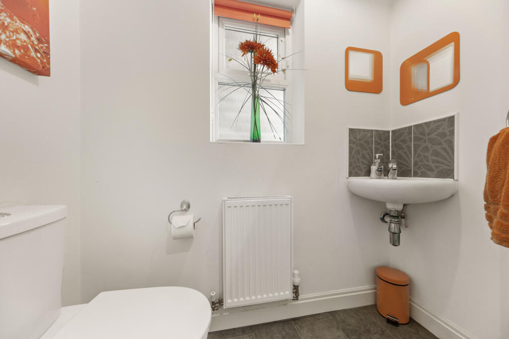 Guest w/c (ground floor)