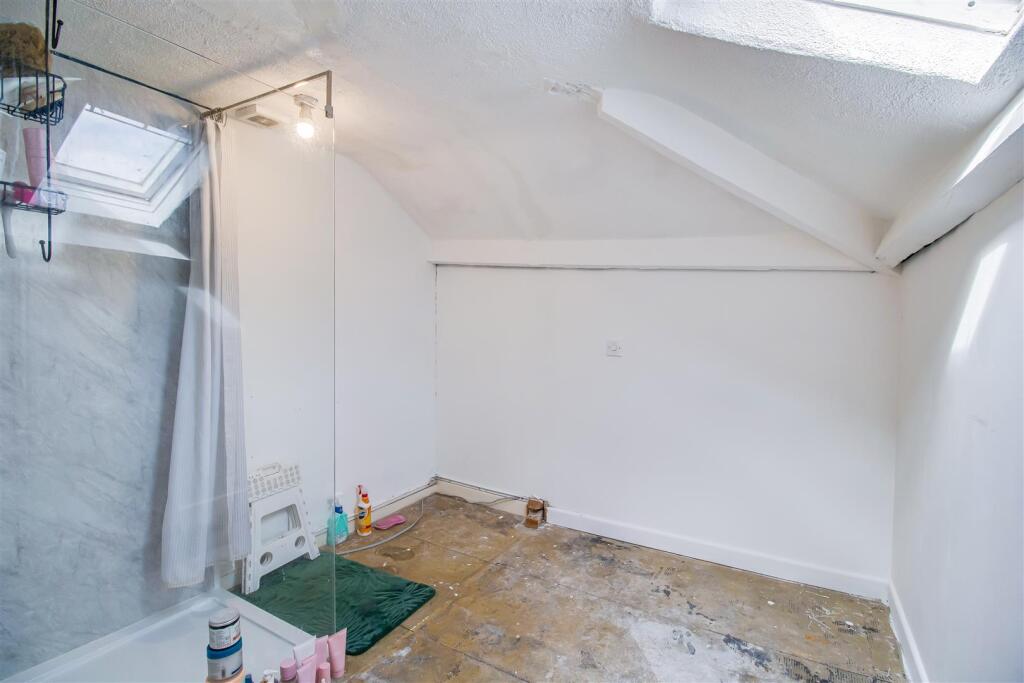 EN SUITE SHOWER ROOM