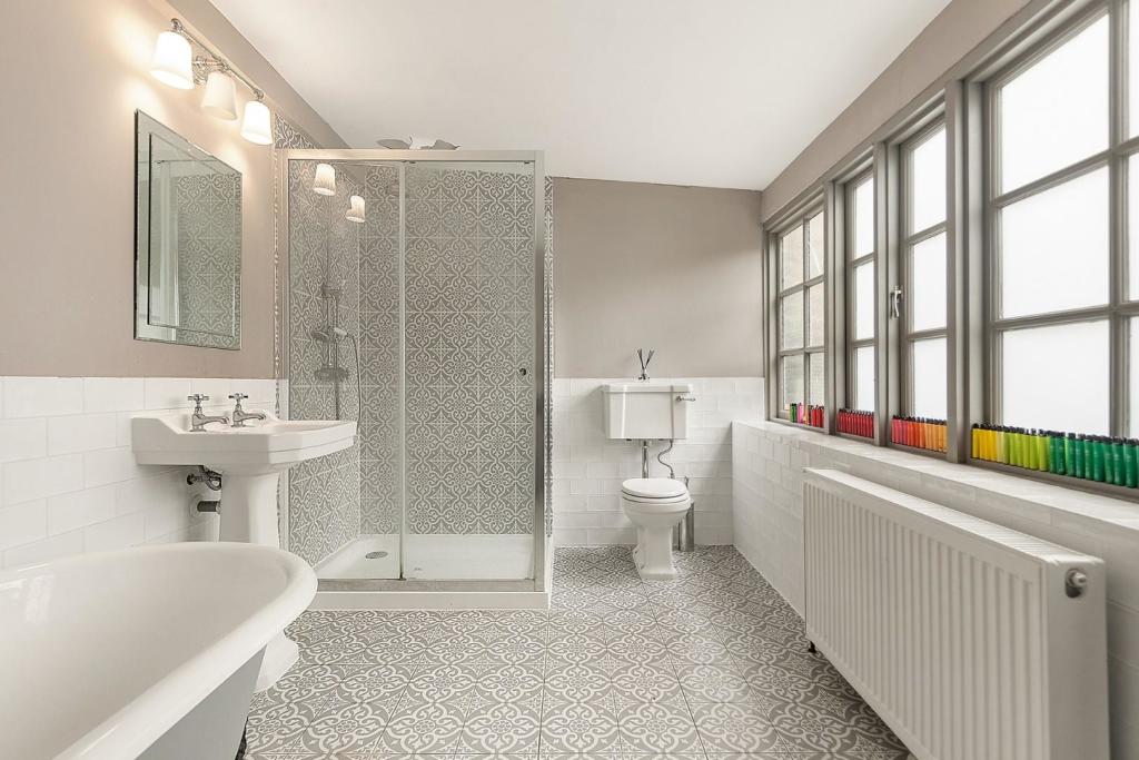 Bathroom (1).jpg