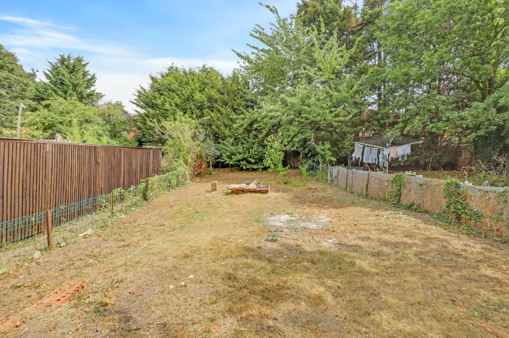 05-514dJHPropWorld - 23 Meadow Close - 13.jpg