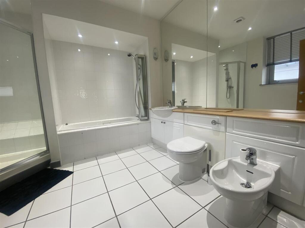 2nd Bathroom (3).jpeg