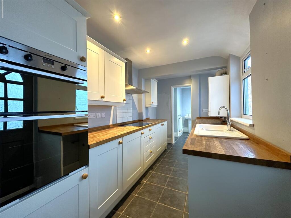 Generous Contemporary Kitchen 437
