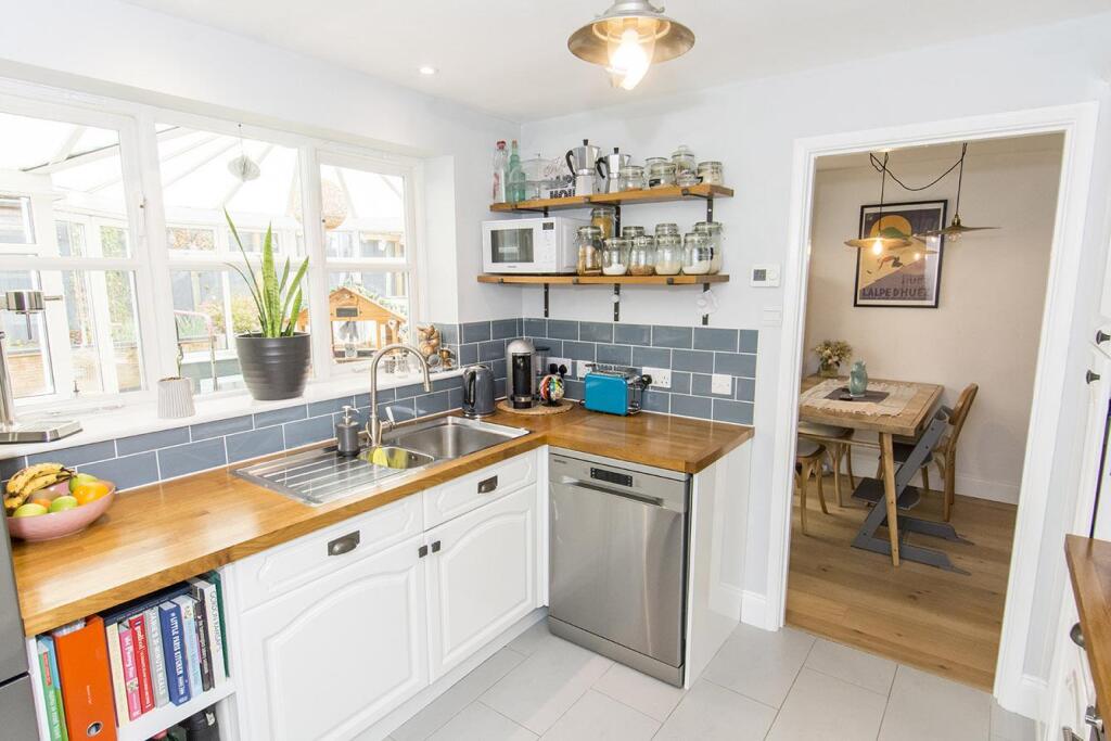 Kitchen (Photo 2)