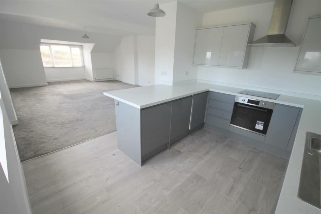 RH Kitchen area i.JPG