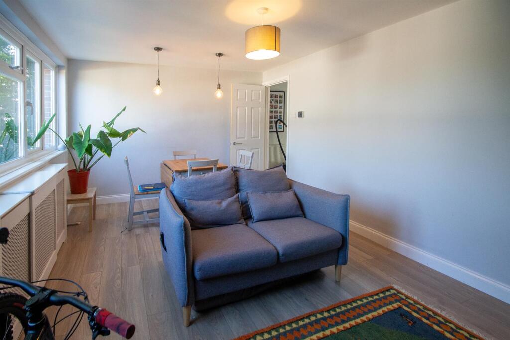 7a Heath Close - Living room-2.jpg