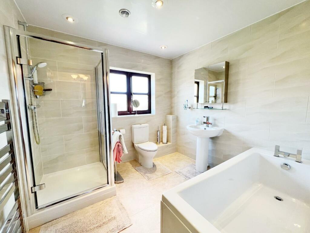 Bathroom pic 1.jpg