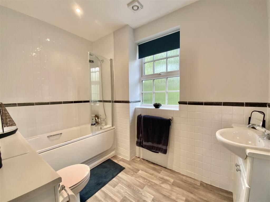 Family Bathroom (2nd Floor)