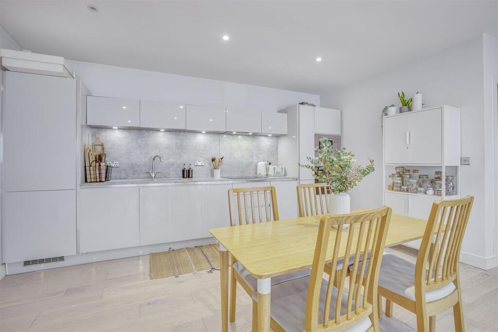 4 Priory Villas, Priory Road, HP13 6GZ-6.jpg