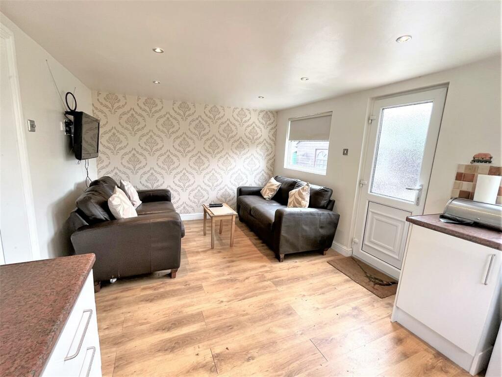KITCHEN/BREAKFAST ROOM