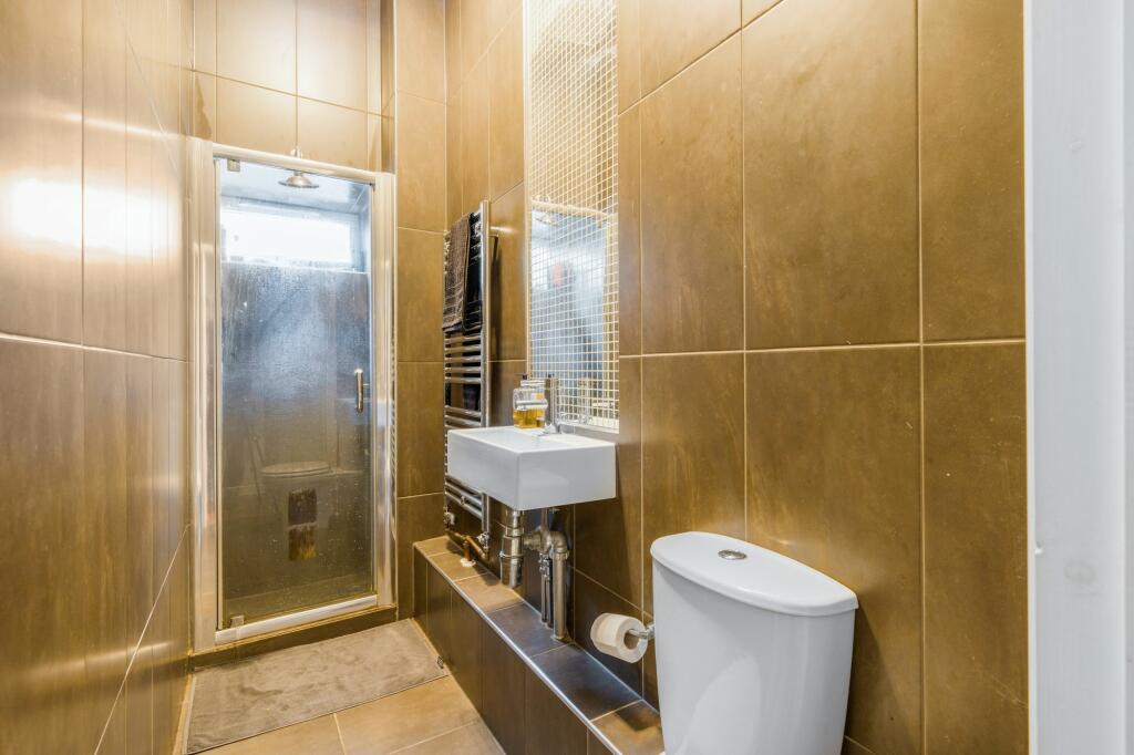 En suite shower