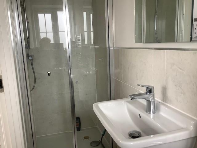 Ensuite 2.jpg