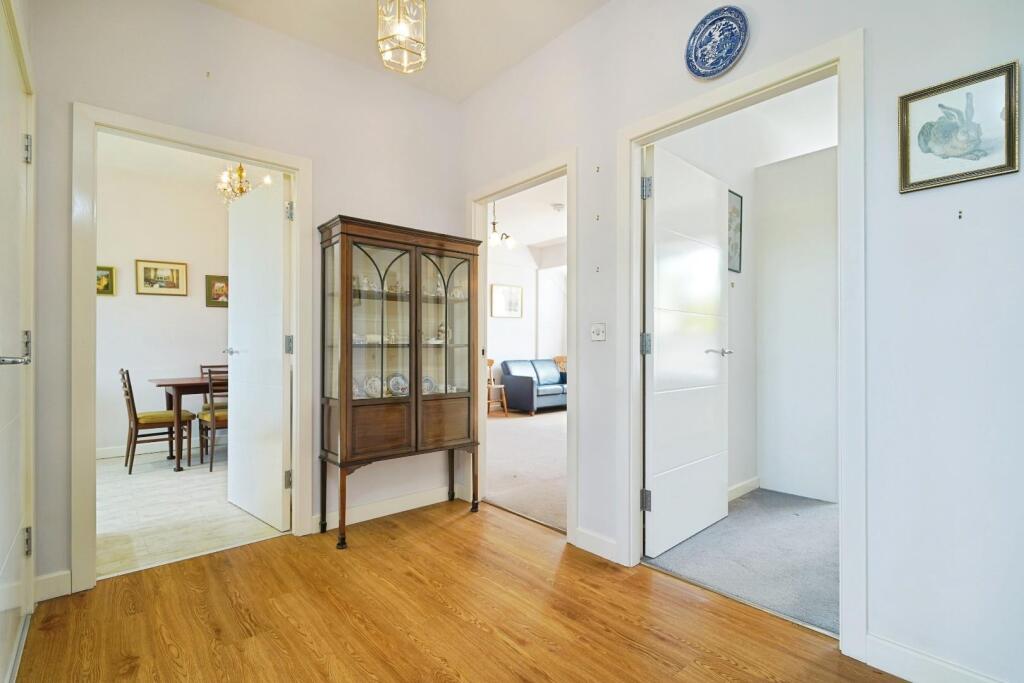 HALL (TO KITCHEN).jpg