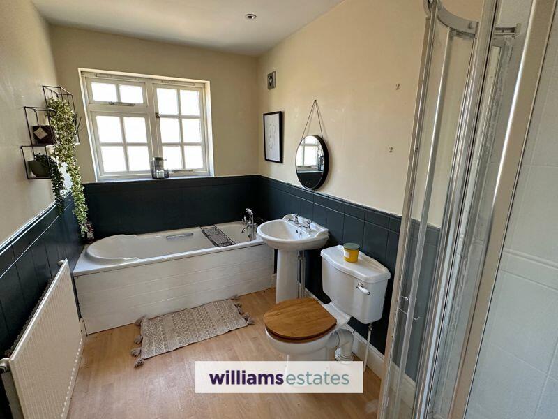 Family Bathroom 