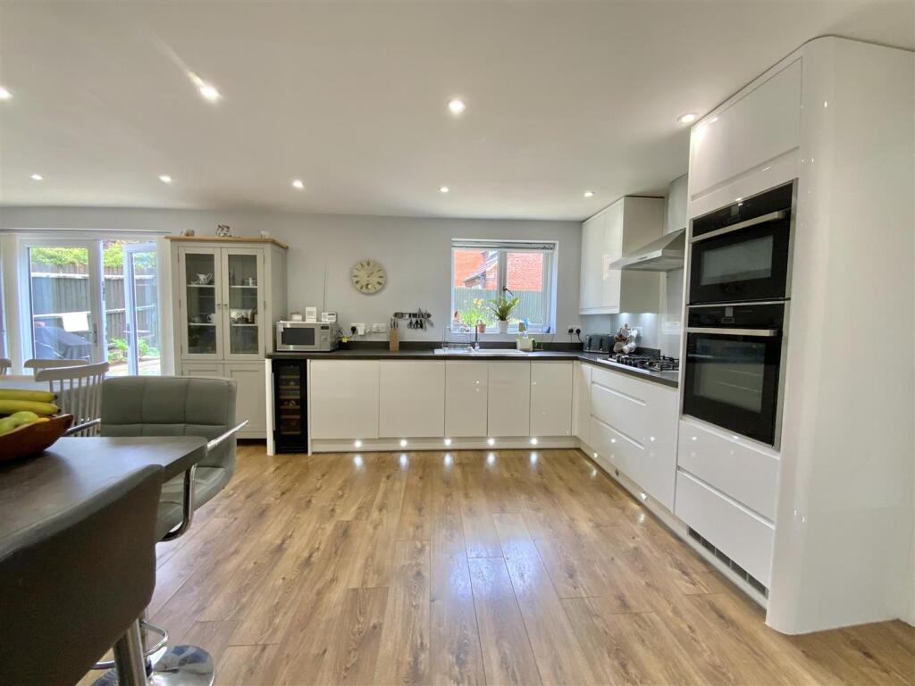 Kitchen/ Dining Room