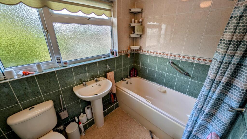 2 Tyndale bathroom.jpg