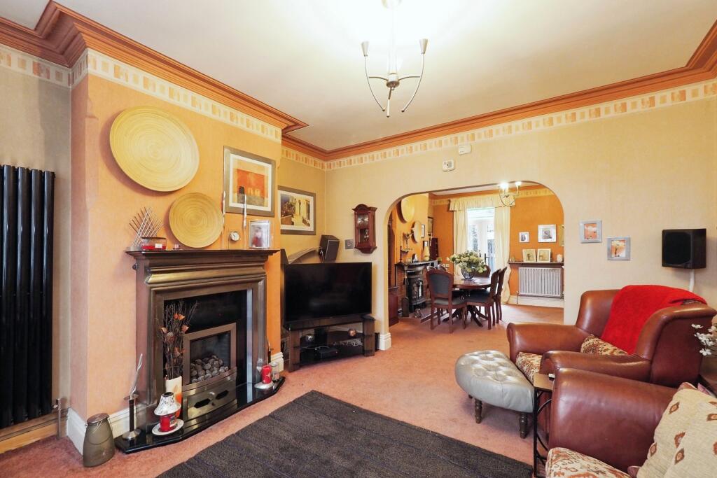 Fantastic living space - Dining and Lounge