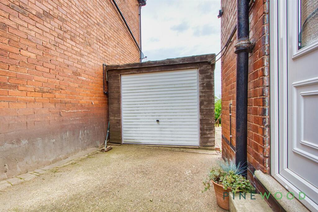 GARAGE / DRIVE