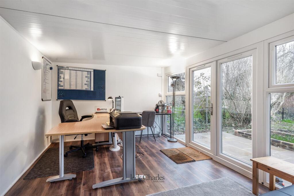 33 Wealden Close, TN11 9HB 016.jpg