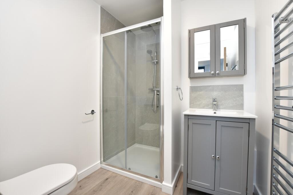 901fvlvo - shower...