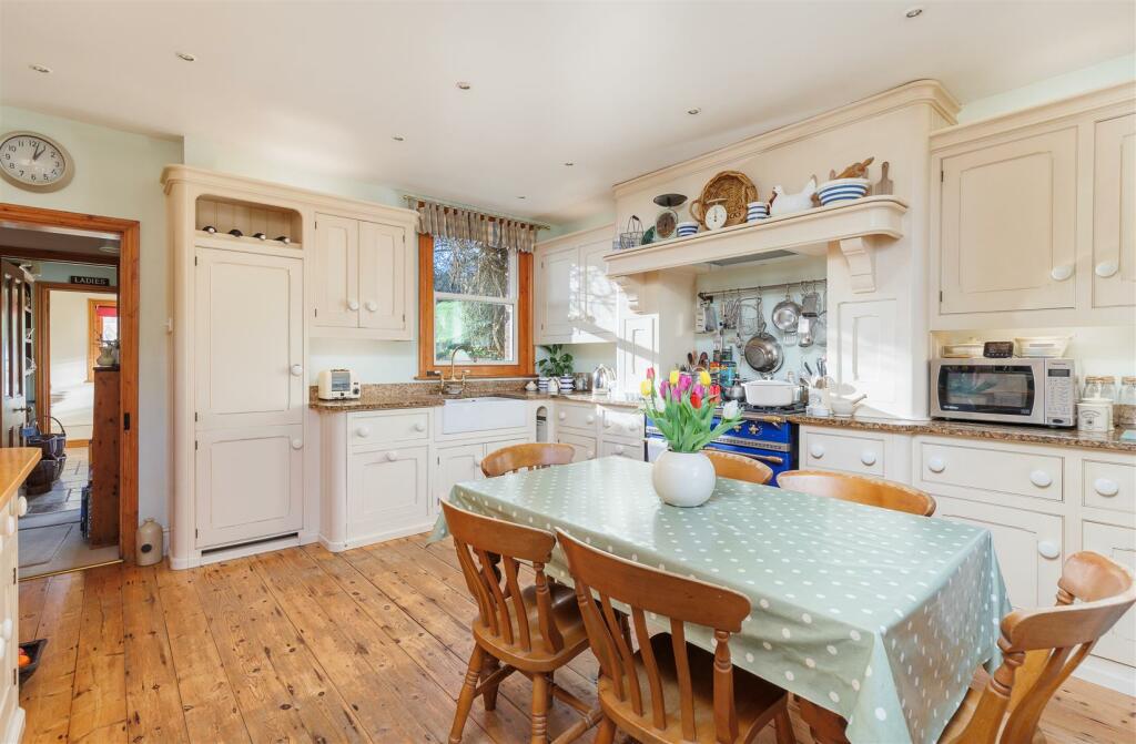 Kitchen/ Dining Room