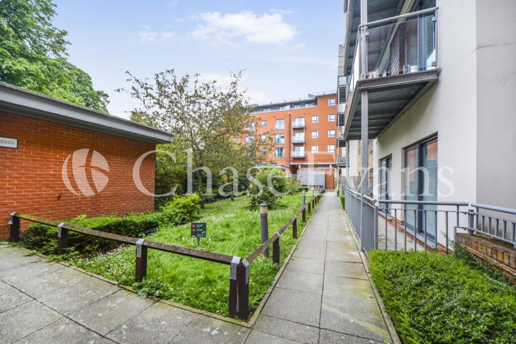 Cherrywood Lodge, Bi