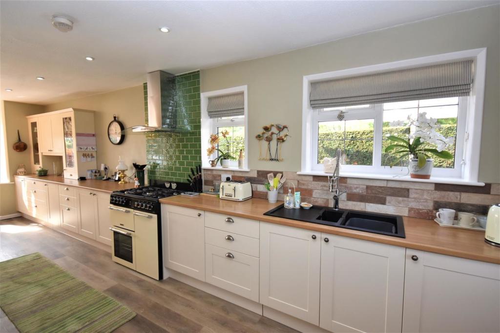 Kitchen...JPG