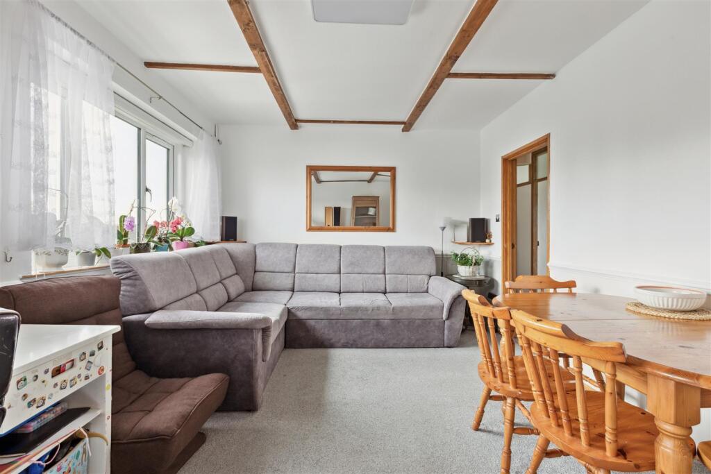 36 Balmoral Dr, Borehamwood WD6 2RD_004.jpg