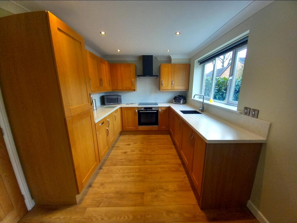 FAMILY DINING KITCHEN