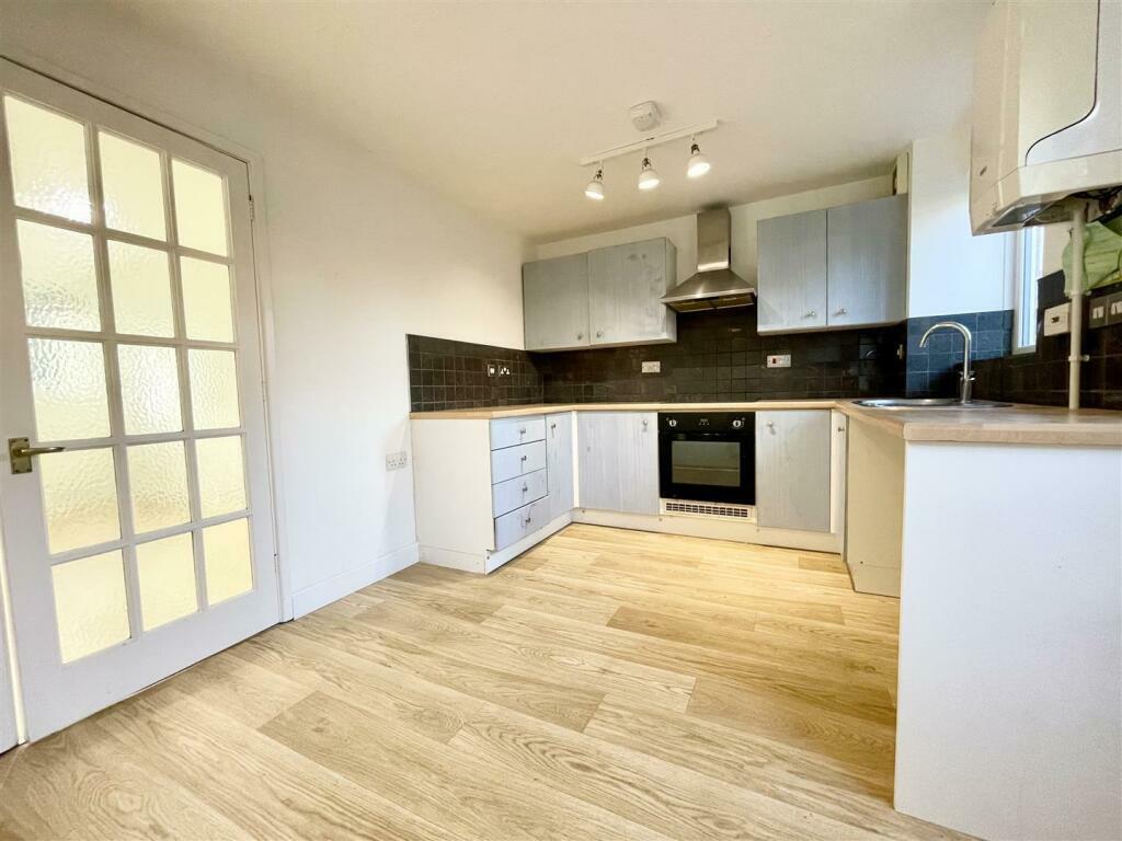 Kitchen 2.jpeg