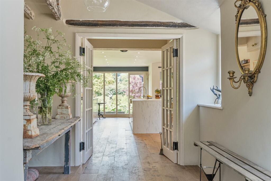 Page 6 large bottom left 1122384 (13)Pg4TR.jpg