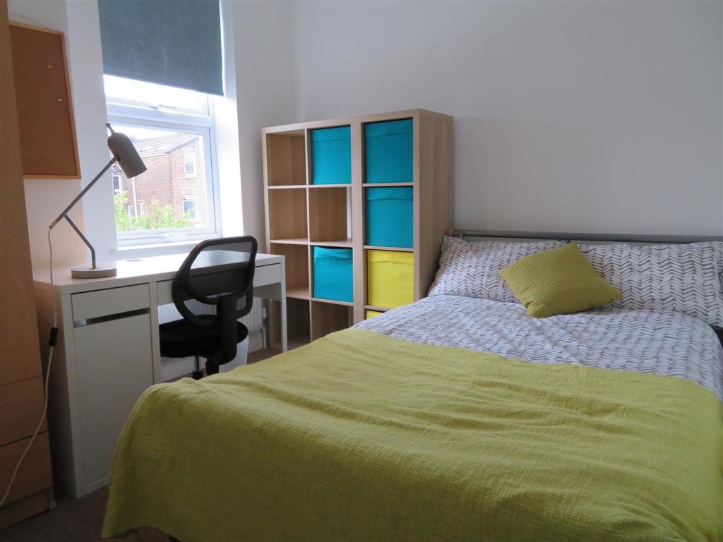 7 Montgomer Bed4.JPG