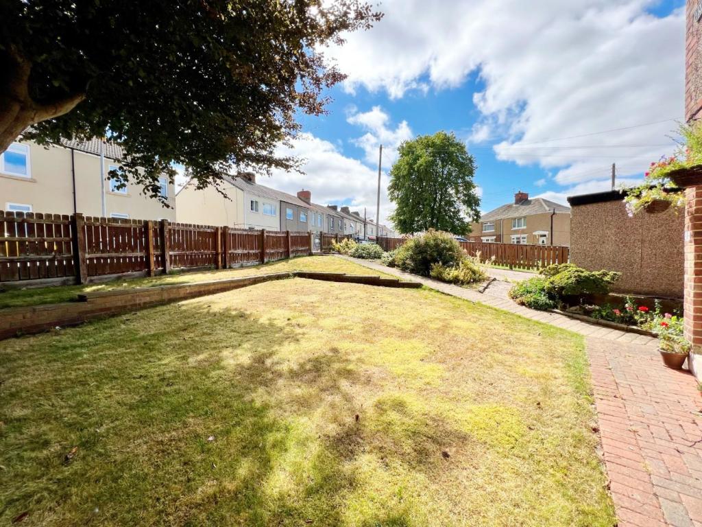 Front Garden 1.jpg