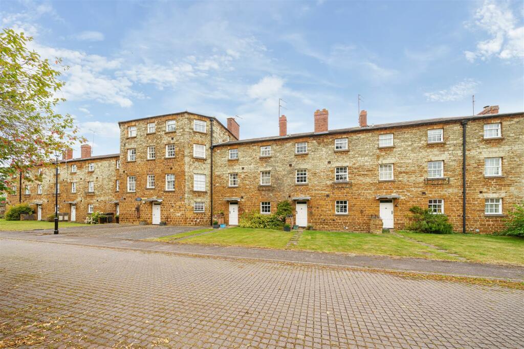 16 Gilbert Scott Court, Towcester (2).jpg