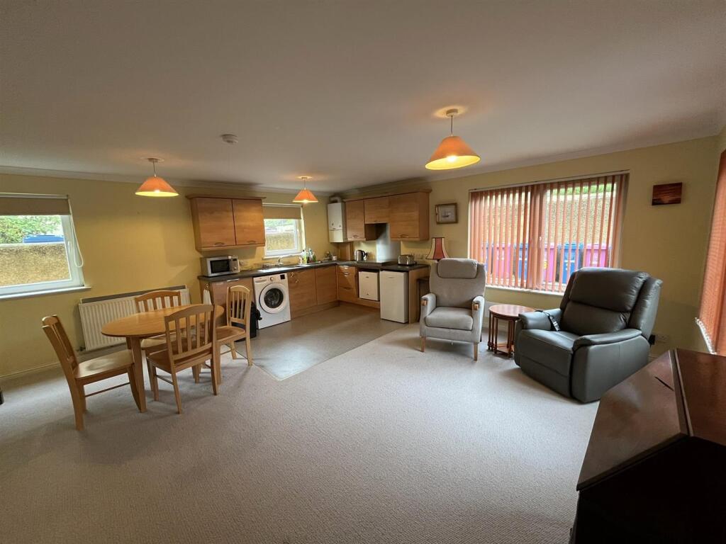 OPEN PLAN KITCHEN/DINING/LOUNGE