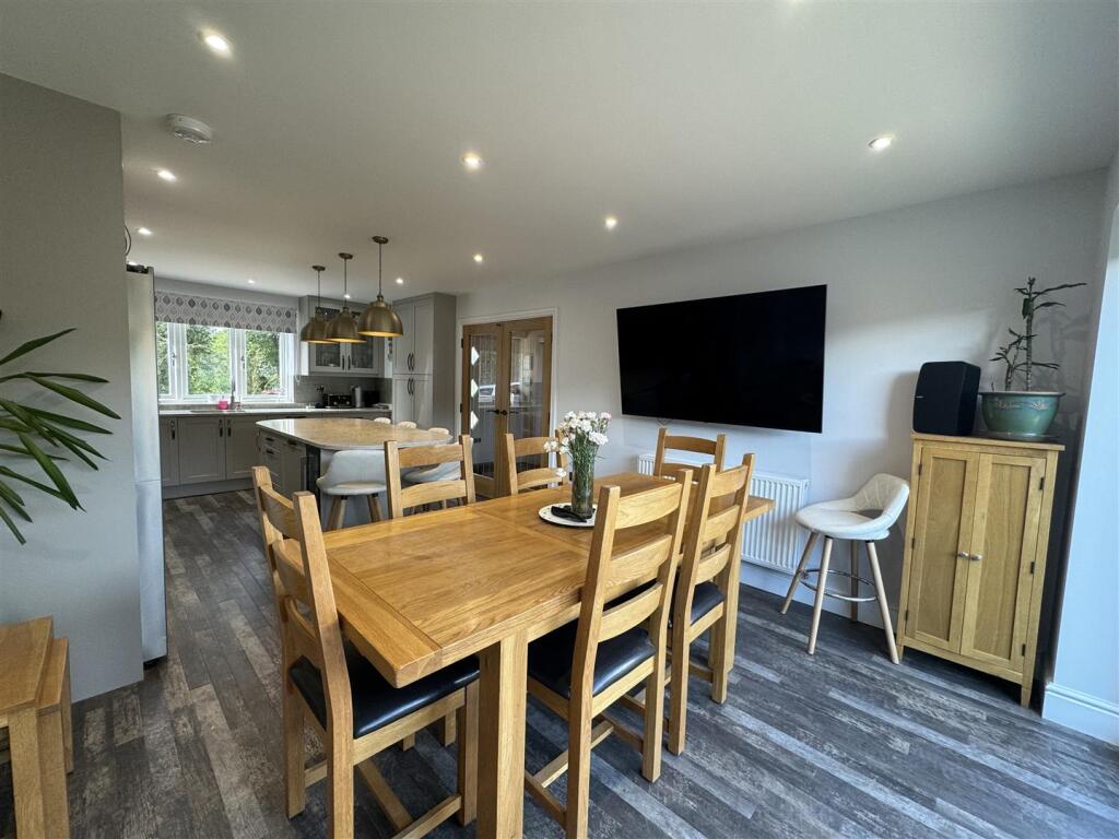 OPEN PLAN FAMILY KITCHEN/DINING SPACE