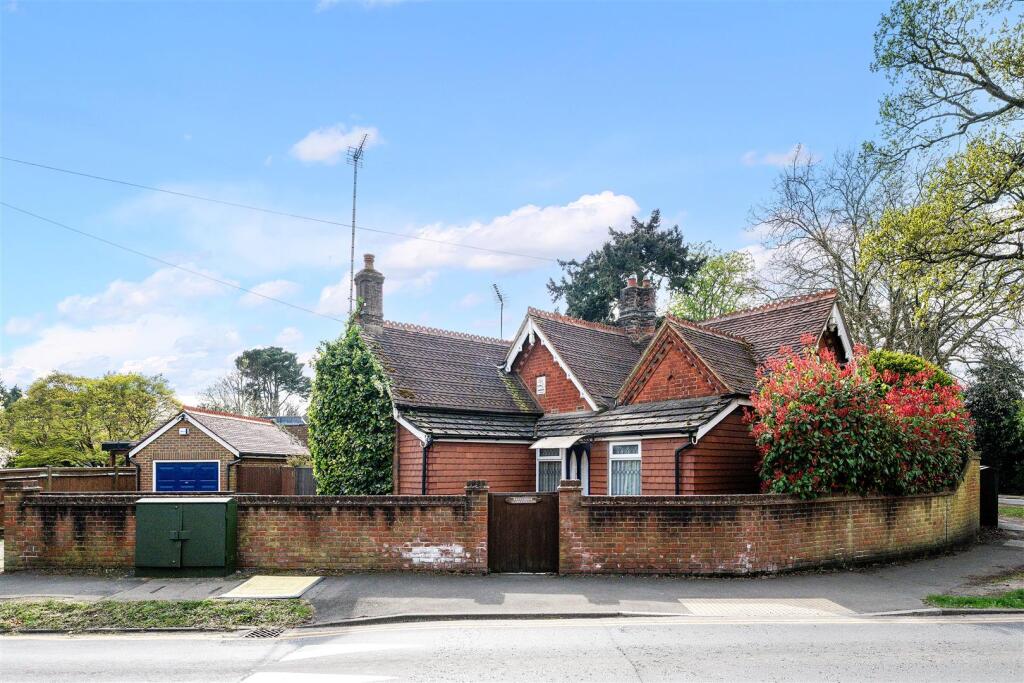 EAST LODGE, GARRATT LANE. 1 (10).jpg